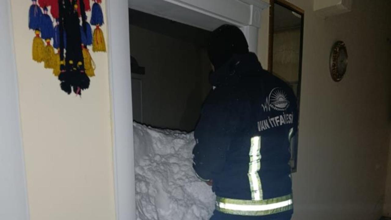 Mahalleye çığ düştü: 1 kişi kayıp, 22 ev boşaltıldı