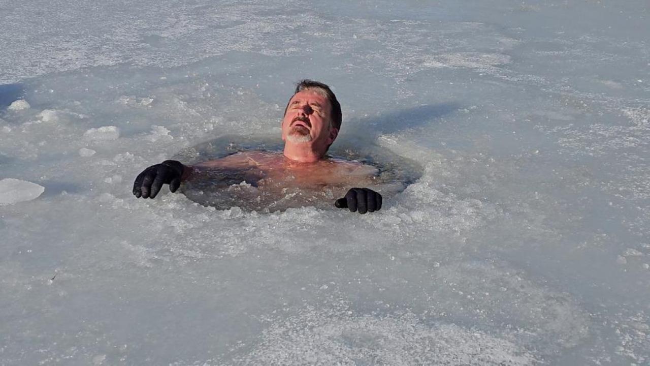 Önce Dans Etti Sonra Daldı: Bursalı Dağcıdan Dondurucu Gölde Sıradışı Gösteri