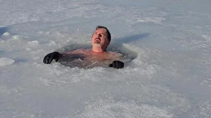 Önce Dans Etti Sonra Daldı: Bursalı Dağcıdan Dondurucu Gölde Sıradışı Gösteri