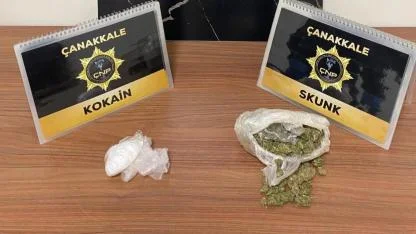 Polisin Dikkati Sayesinde İlginç Yöntem Deşifre Edildi! Uyuşturucu Emdirilmiş Peçeteden Silahlara Kadar Her Şey Ele Geçirildi