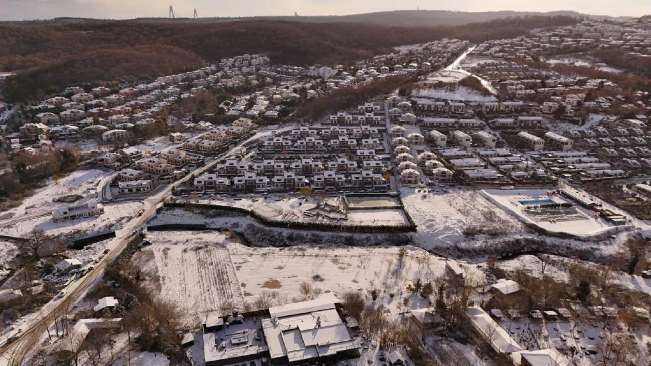 İstanbul yeni yılın ilk sabahına karla uyandı