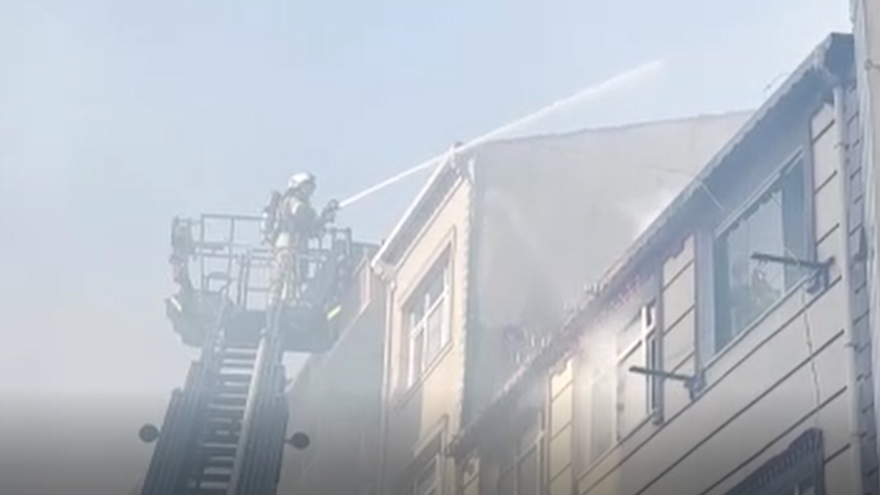 Küçükçekmece’de Gökyüzünü Dumanlar Kapladı: 3 Katlı Binada Korkutan Yangın!