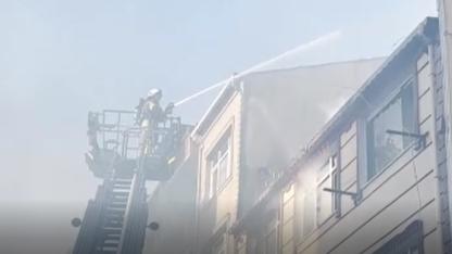 Küçükçekmece’de Gökyüzünü Dumanlar Kapladı: 3 Katlı Binada Korkutan Yangın!