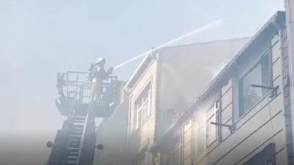 Küçükçekmece’de Gökyüzünü Dumanlar Kapladı: 3 Katlı Binada Korkutan Yangın!