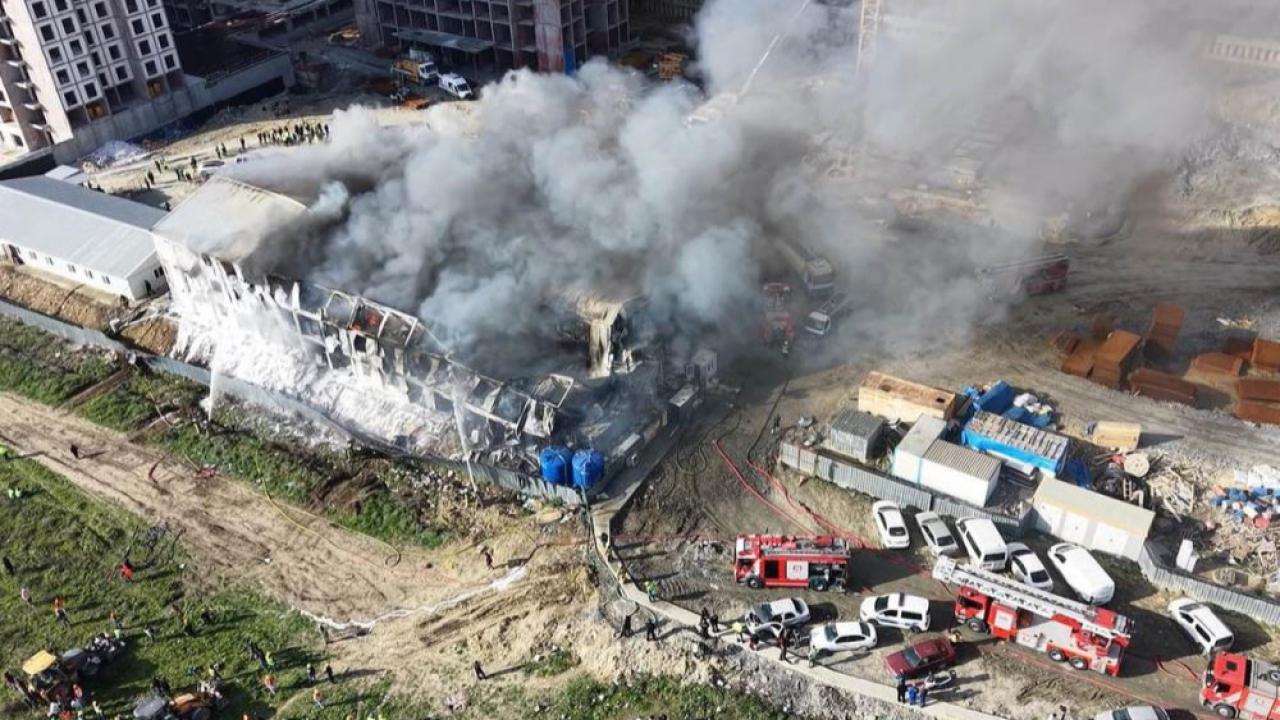 Esenyurt'ta 400 Kişilik İşçi Yatakhanesi Alev Alev Yandı! "Yangın tüpü boştu"