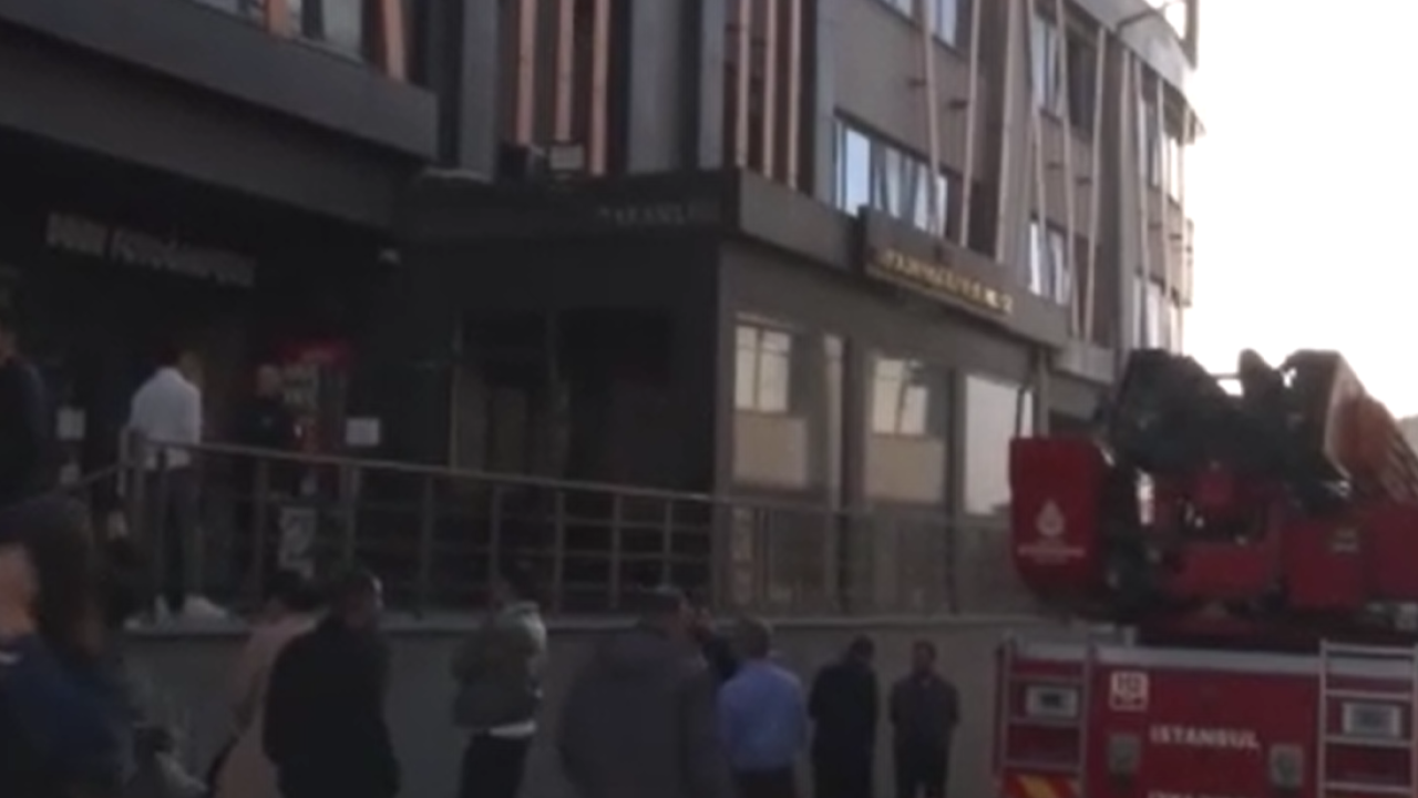Bayrampaşa Kaymakamlığı'nda Hareketli Dakikalar! Yangın nedeniyle bina tahliye edildi