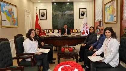 Altın Madalyalı öğrencilerden Kaymakam Acar’a ziyaret