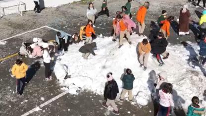 Kar Gümüşçay’a Gelmeyince, Belediye Karı Çocuklara Götürdü!