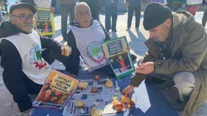 Küçükkuyu’da Emekli İsyanı: Soğan kırdılar, taş kaynattılar!