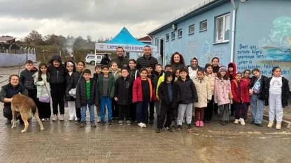 Lapseki’de minik öğrencilerden patili dostlara ziyaret