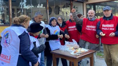 Emeklinin Yumruğu Sofraya İndi: Çanakkale’de emekli zammına soğanlı protesto!