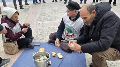 Küçükkuyu’da Tencerede Taş Kaynadı! Emekliden Soğan-Ekmekli Protesto