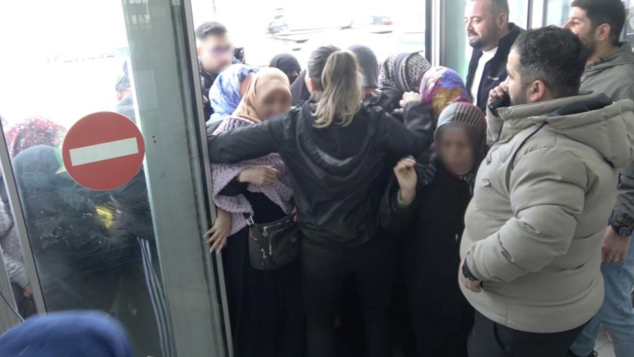 Bursa'da İndirim İzdihamı: Dondurucu Soğuk Bile Engel Olamadı!