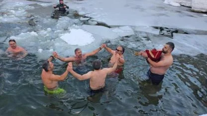 Buz tutan suda yüzdüler