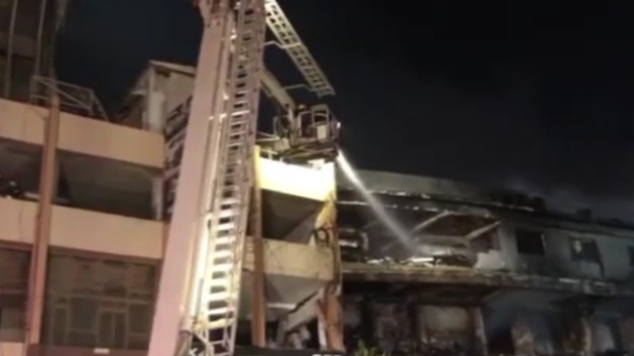 Pakistan'da AVM Yangınında Can Kaybı Artıyor, 70 Kişi Kayıp!