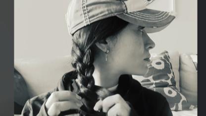 Belçim Bilgin saç örme eylemine katıldı! Sosyal medyada saç örgüsü akımı