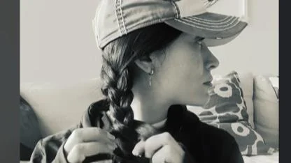 Belçim Bilgin saç örme eylemine katıldı! Sosyal medyada saç örgüsü akımı