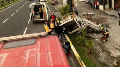 Kamyonet Bariyerlere Ok Gibi Saplandı: 2 Ölü, 1 Yaralı