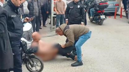 Çıplak Şahıs Alarmı! Polis Pantolon Giydirip Gözaltına Aldı: Mahalleli Balkonlardan Tepki Yağdırdı!"