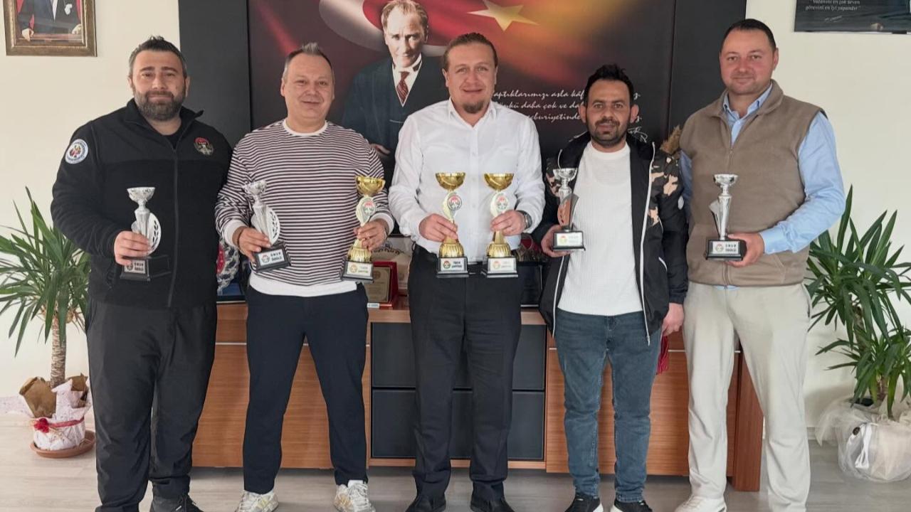 Lapseki’nin Gururu Süs Tavukları: Başkan Öztürk’ten Şampiyonlara Tebrik!