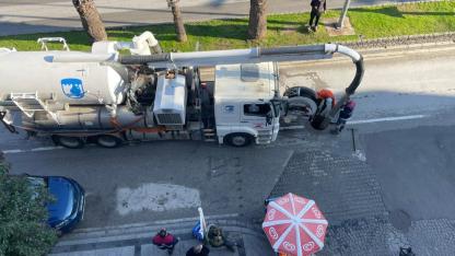 Cumhuriyet Bulvarı’nda Kanalizasyon Mesaisi: Trafik Akışı Durdu!