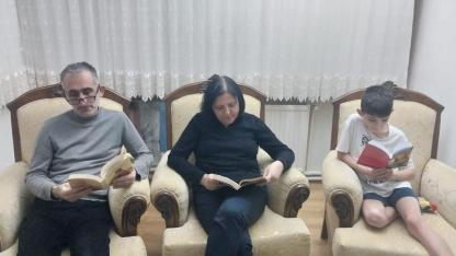 Gökçeada’da tatilde de kitaplar elden düşmüyor