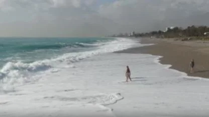 Antalya’da Fırtına Gitti, Güneş Geldi: Sahilde Hem Turist Hem Define Avcısı Mesaisi!