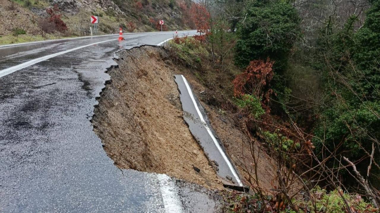Kalkım-Hanlar Yolunu Kullanacaklar Dikkat! Şiddetli yağış yolda çökmeye neden oldu