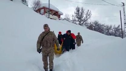 Tunceli’de Nefes Kesen Kurtarma Operasyonu: Ekipler Sedye Üstünde Metrelerce Karı Aştı!