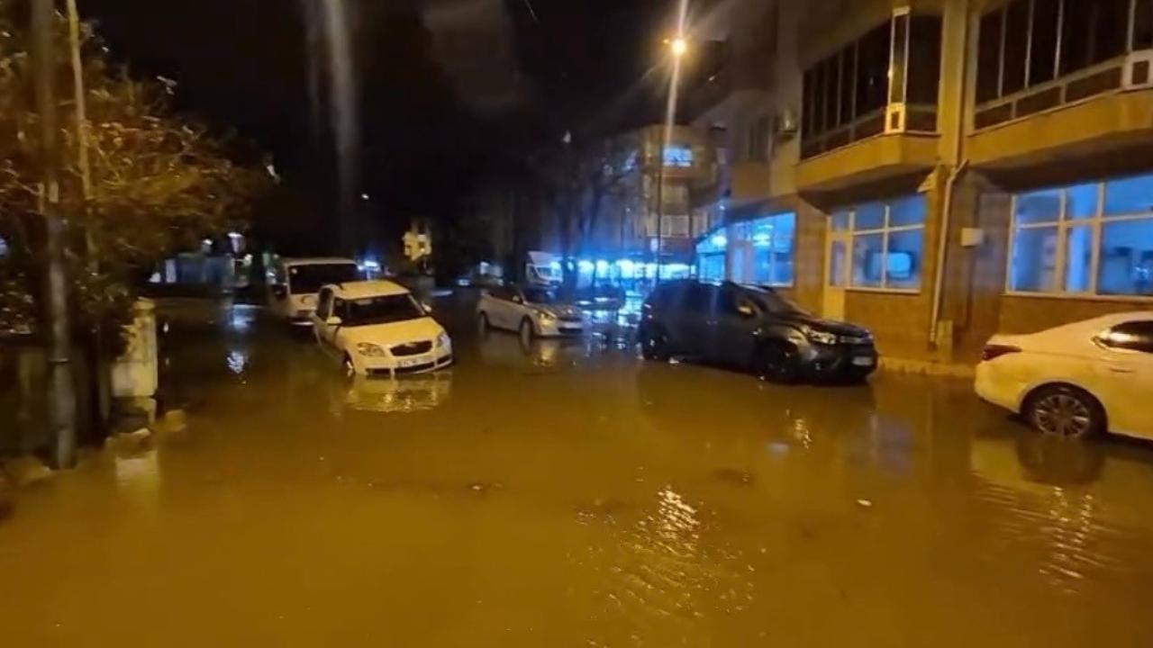 Venedik Değil Çanakkale: Sağanak Vurdu, Sokaklar Göle Döndü, Esnaf Çaresiz!