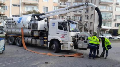 Yağış öncesi Çanakkale'de yağmur suyu hatları temizleniyor