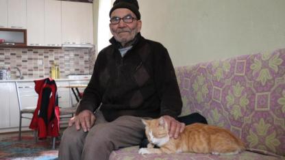 Yanan evinin önünde kedisine sarıldığı fotoğrafla tanınan Ali Meşe vefat etti