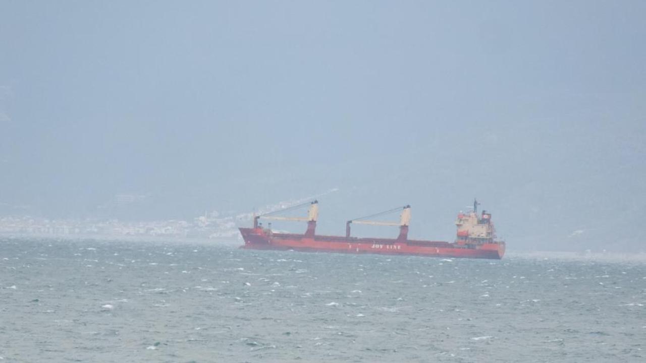 Yük gemileri Edremit Körfezi'ne sığındı