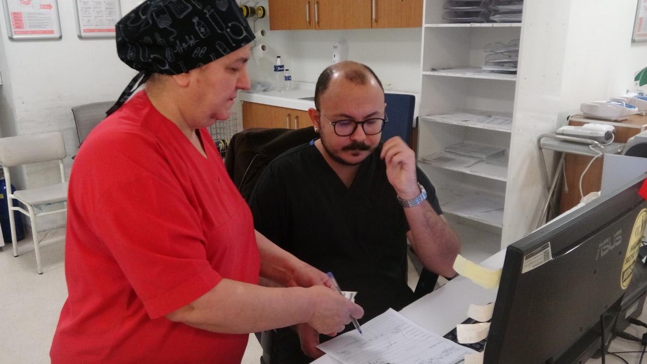 41 Yıllık Hayal Gerçek Oldu! Hemşire Anne ve Doktor Oğul Aynı Nöbette