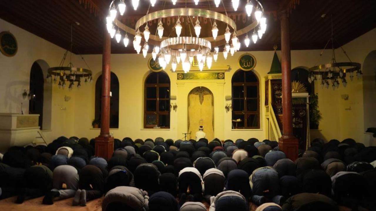 700 Yıllık Mirasta İlk Secde: Kocaeli’nin Asırlık Orhan Camisi’nde Ramazan Coşkusu Başladı!