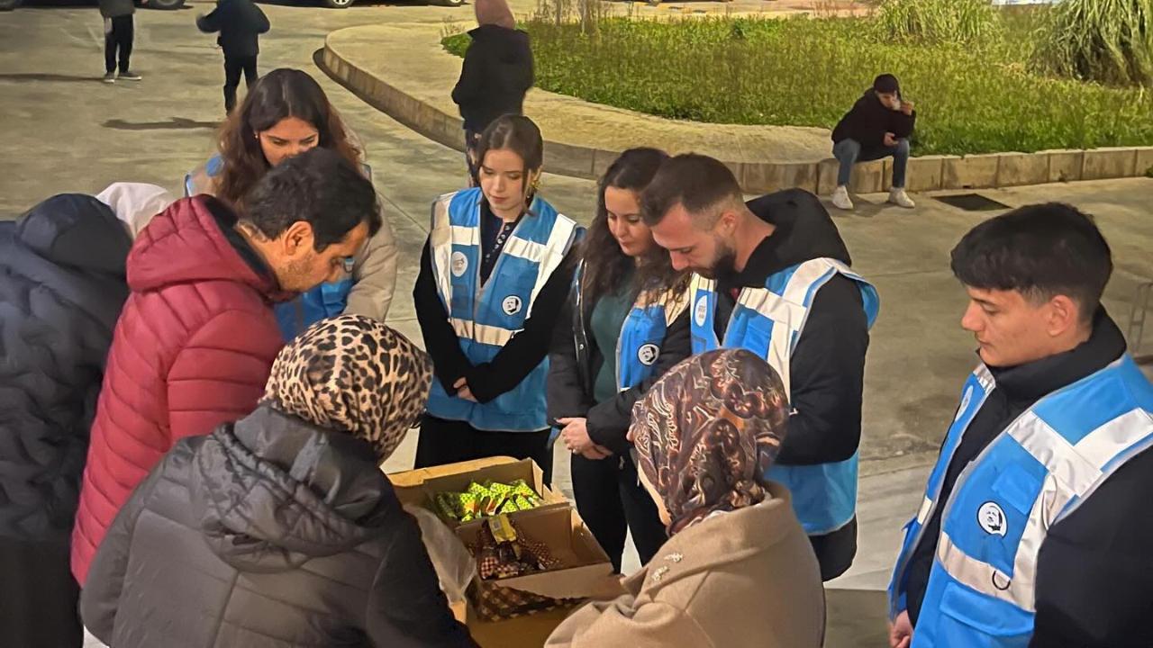 AK Gençlik teravih sonrası vatandaşlarla buluştu