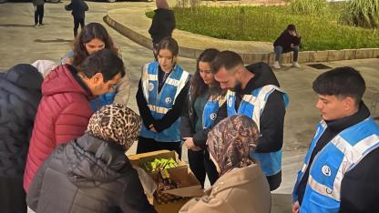 AK Gençlik teravih sonrası vatandaşlarla buluştu