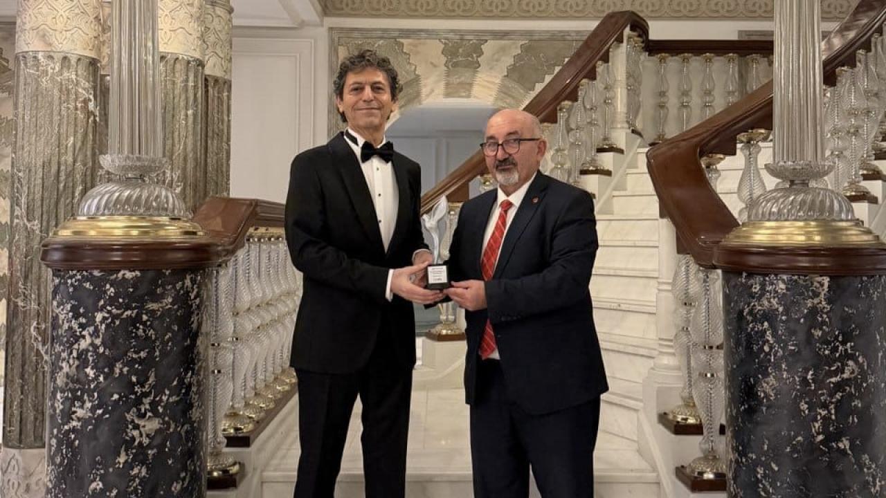 Akif Manaf’a Bir Barış Ödülü Daha: Dünyaca Ünlü Yazar Egeyön Barış Ödülünü Aldı