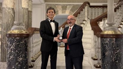 Akif Manaf’a Bir Barış Ödülü Daha: Dünyaca Ünlü Yazar Egeyön Barış Ödülünü Aldı