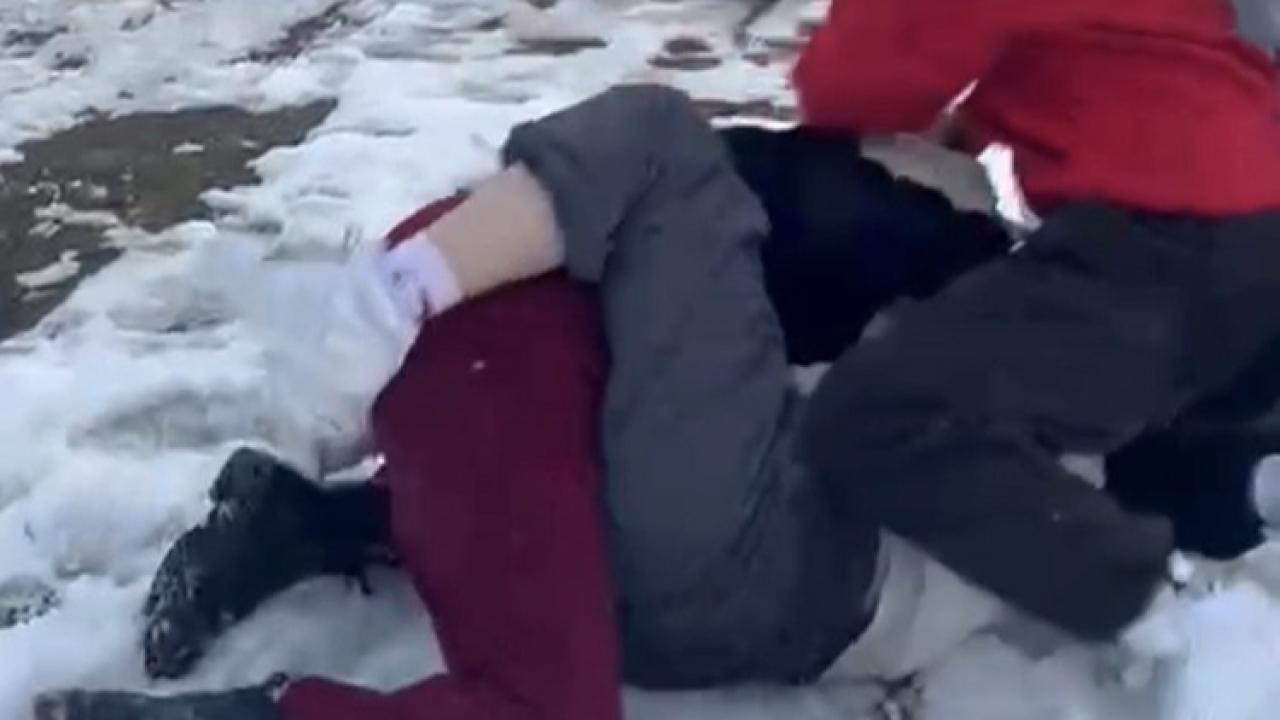 Akran Zorbalığı! Ortaokuldaki Kızı Sürükleyip Kameraya Aldılar!