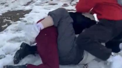 Akran Zorbalığı! Ortaokuldaki Kızı Sürükleyip Kameraya Aldılar!