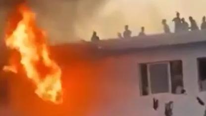 Alevlerden Kurtulmaya Çalışan Üniversite öğrencileri Camdan Atladı