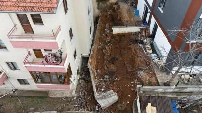 Ankara’da İstinat Duvarı Çöktü: "Deprem Oluyor" Sandılar, 5 Apartman Tahliye Edildi