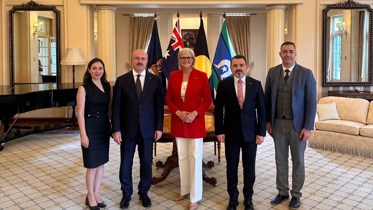 Avustralya Valilik Bahçesinde Bir Çanakkaleli: Adını 'Geli' Koydular! Görenlerin İçini Isıtıyor