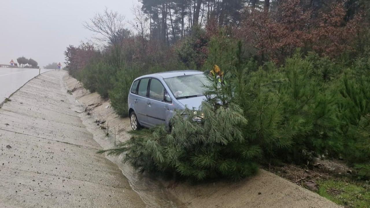 Ayvacık’ta Korkutan Kaza! Ahmetçe Sapağında Otomobil Ağaca Çarptı: 2 Yaralı