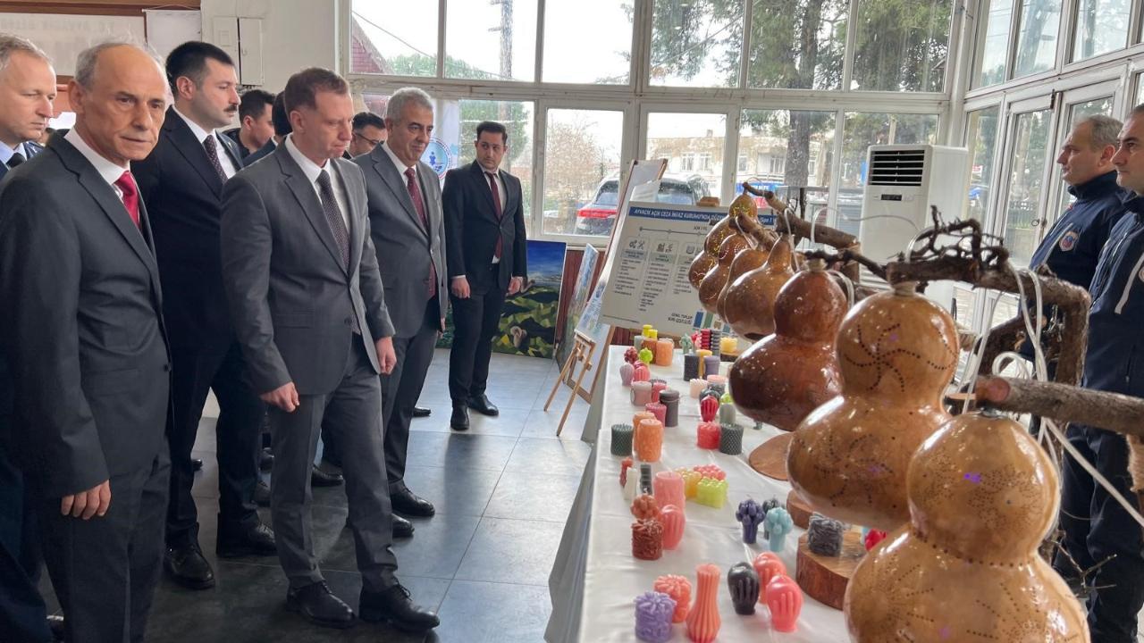 Ayvacık’ta "Sanatla Değişen Hayatlar": Hükümlülerin El Emeği Göz Nuru Eserleri Sergileniyor!