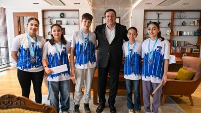 Başkan Erkek, şampiyon yüzücüleri ağırladı