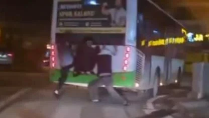 Belediye Otobüsünde Tehlikeli Yolculuk: Çocuklar Ölüme Meydan Okudu!