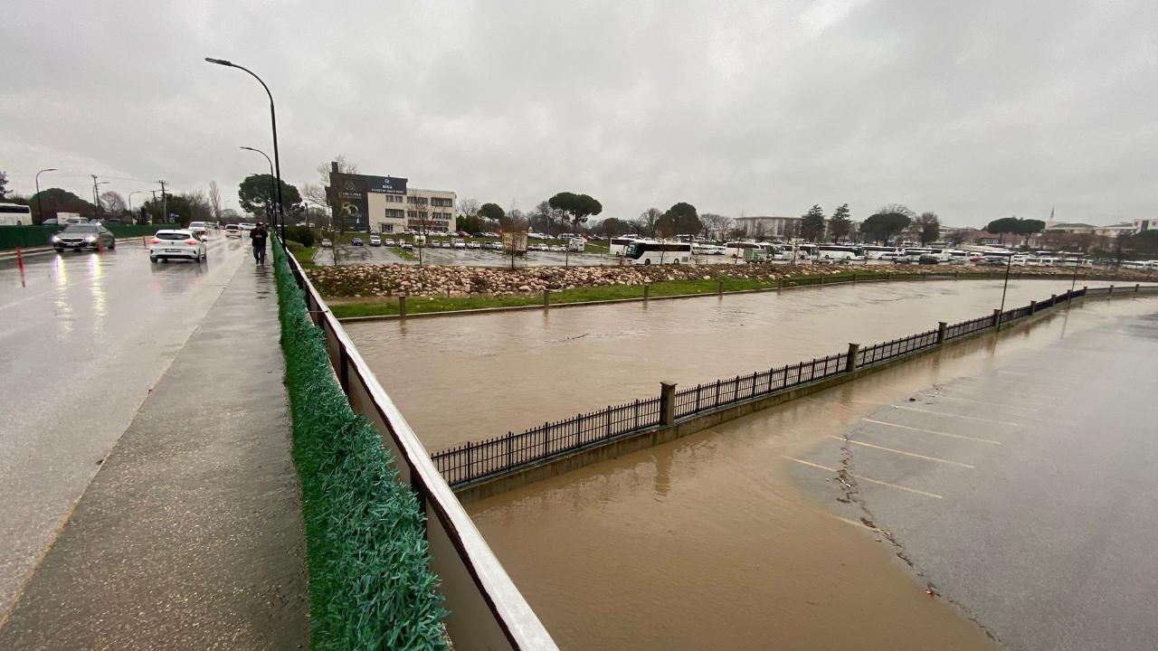 Biga'da Korkutan Manzara! Kocabaş Çayı Taştı, Otopark Boşaltıldı: Bazı Sürücüler Uyarıları Dinlemedi!