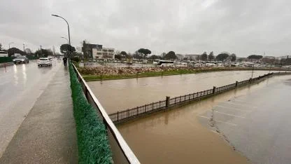Biga'da Korkutan Manzara! Kocabaş Çayı Taştı, Otopark Boşaltıldı: Bazı Sürücüler Uyarıları Dinlemedi!
